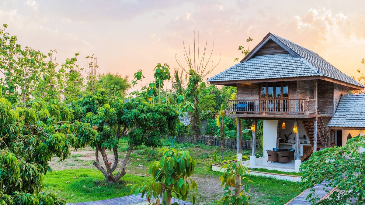 Hang Dong House | Baanchandra Old Barn House .