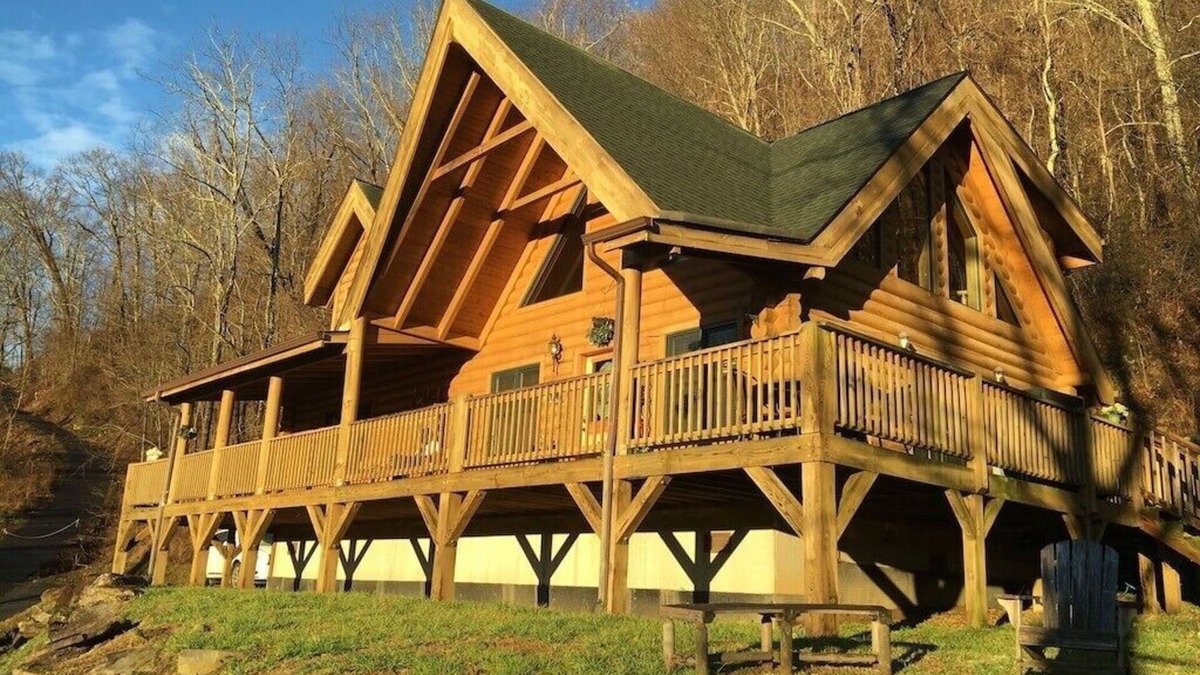 Maggie Valley Cabin | BABY BEAR’S CABIN, REAL LOG CABIN, SPECTACULAR VIEWS, HOT TUB, FIRE PIT