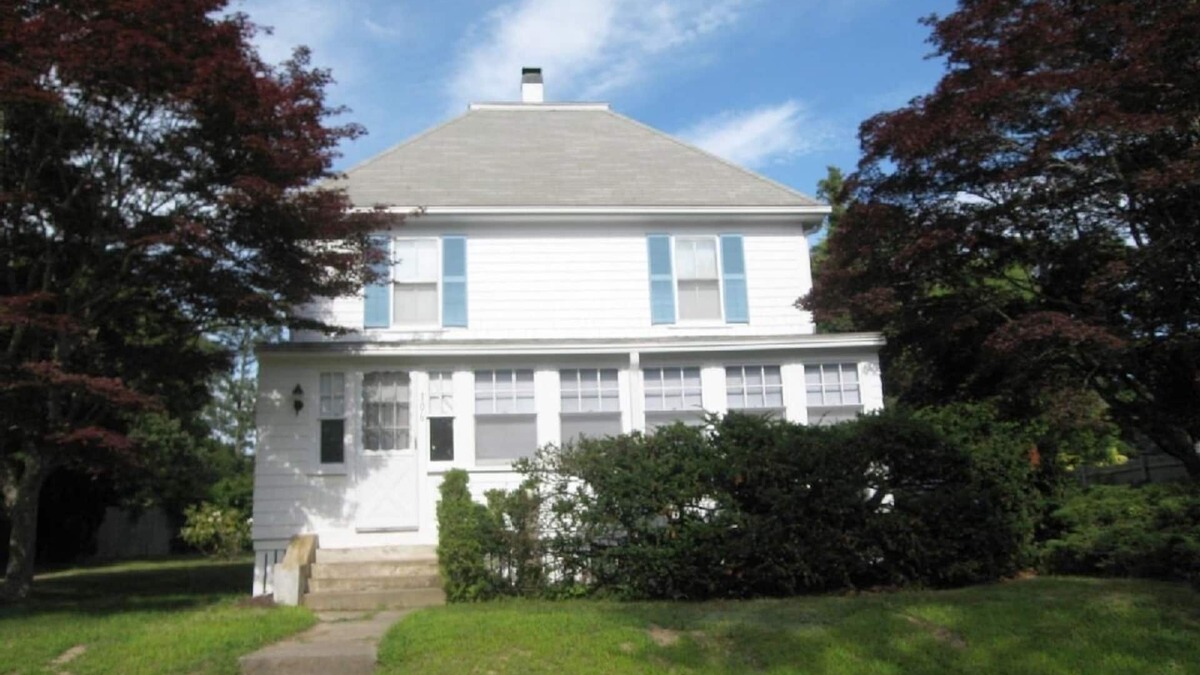 West Hyannisport House | Baby & Pet Friendly, Central AC, 4 BR sleeps 8, Traveling Nurse Welcome