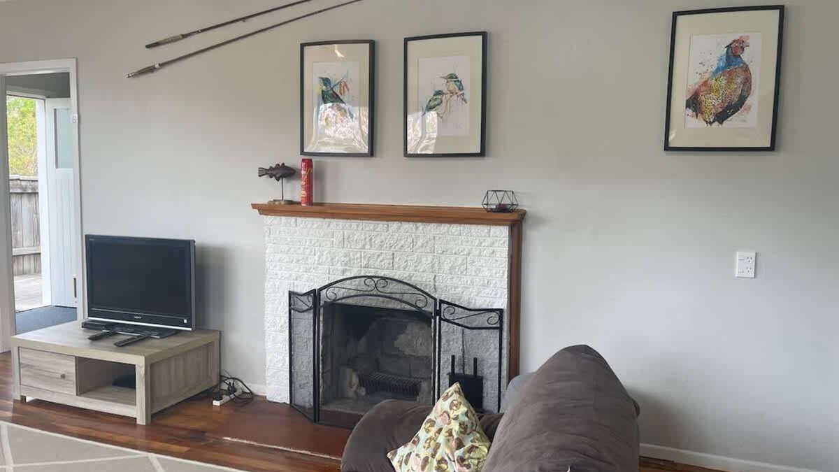 Two Mile Bay House | Bach 70 Summary: Brin