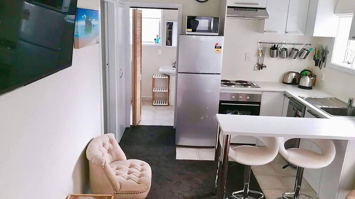 New Brighton Apartment | Bach by the Beach (650m from Beach)