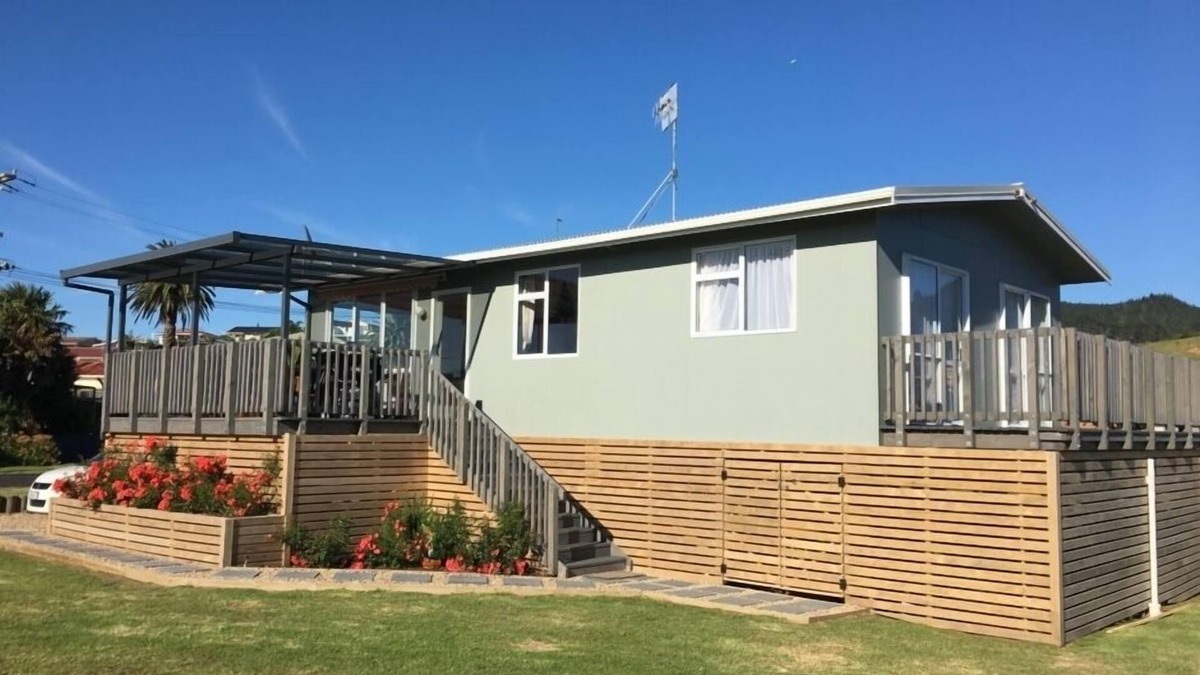 Waihi Beach House | Bach on Wallnutt - Clean Sunny-North end, 200m to beach, lovely morning sun