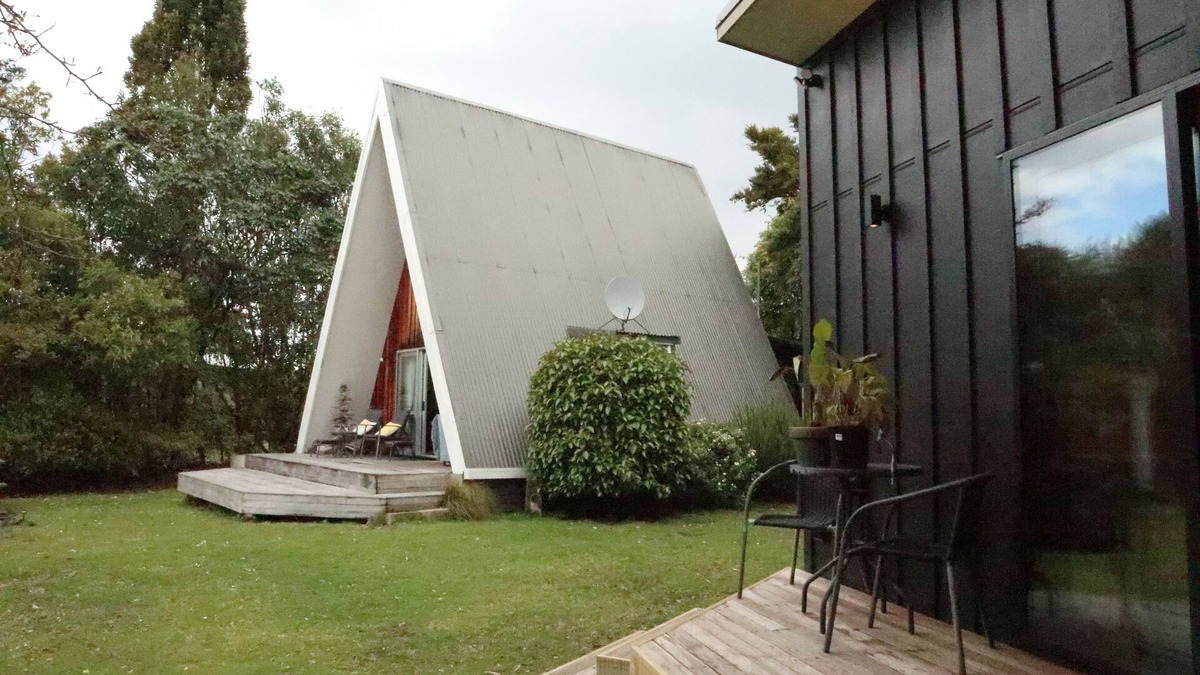 Pukawa Ski Chalet | Bach Pukawa, Lake Taupo. Birds, fishing, pets, wifi, skiing, 5 mins walk to lake