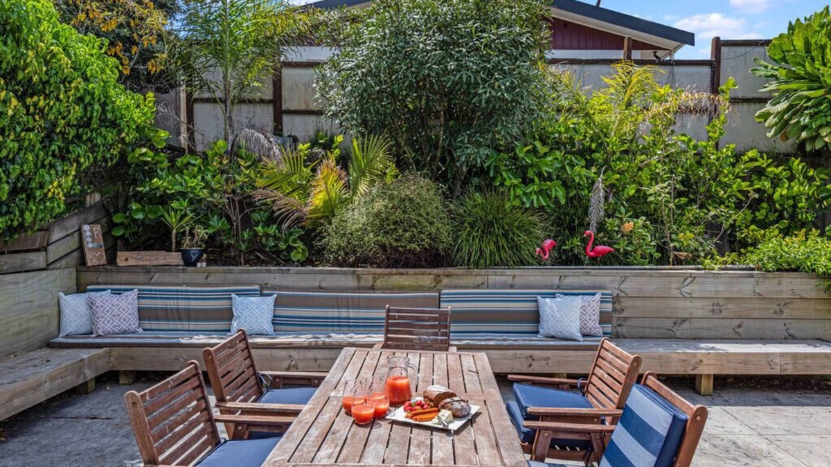 Mount Maunganui Cottage | Bach Relax - Mt Maunganui Holiday Home