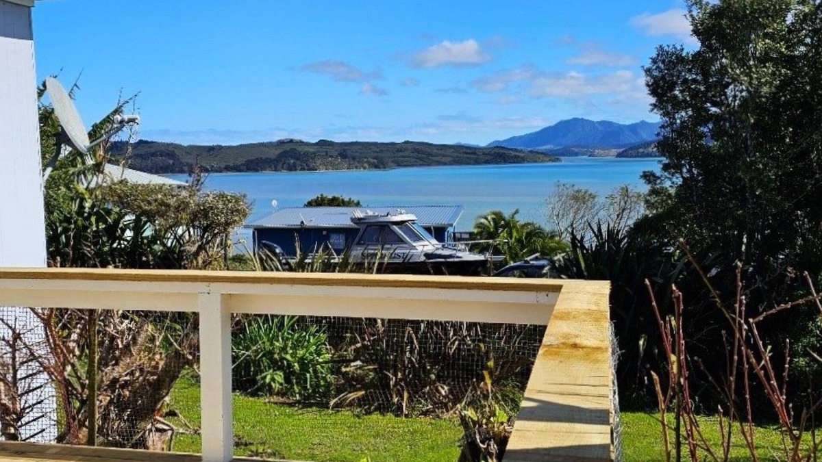 Rawene House | Bach with beautiful harbour views in historic Rawene village.