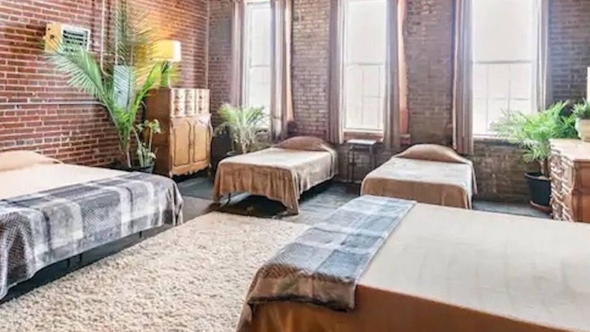 Downtown St. Louis Apartment | Bachelor, Bachelorette, Teams or Large Groups! Large 2 Bedroom Apt, Sleeps 12.