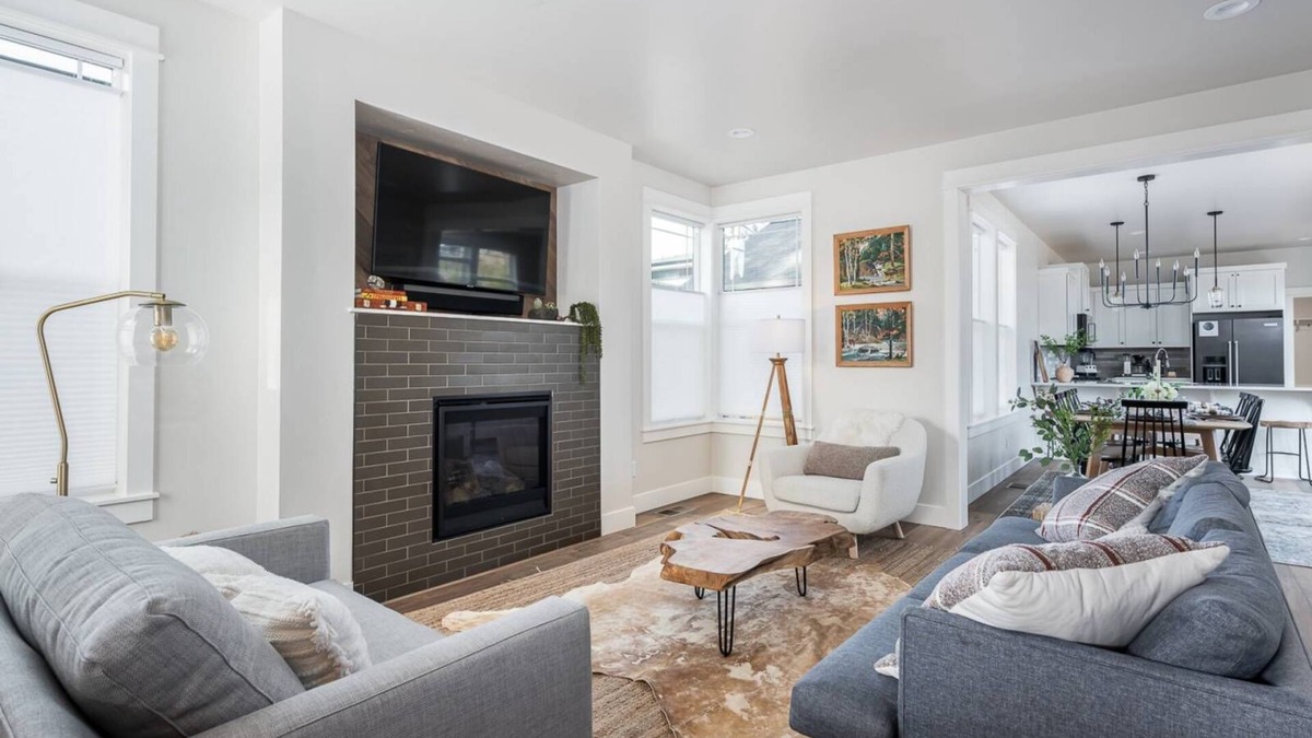 Century West House | Bachelor Bliss - Bend Adventure Awaits! Close to Trails, Shops & Dining + Guest House