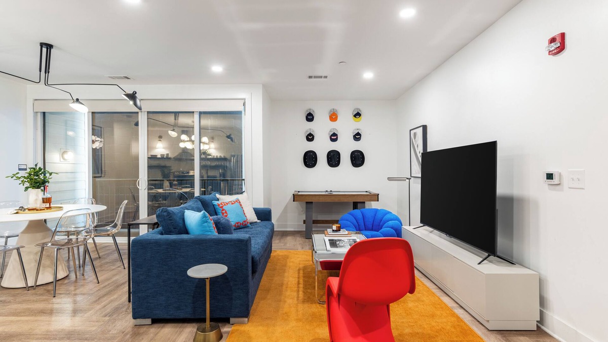 Historic Edgefield Apartment | Bachelor Loft w/Air Hockey, Balcony & Rooftop | Mins to Broadway and Downtown
