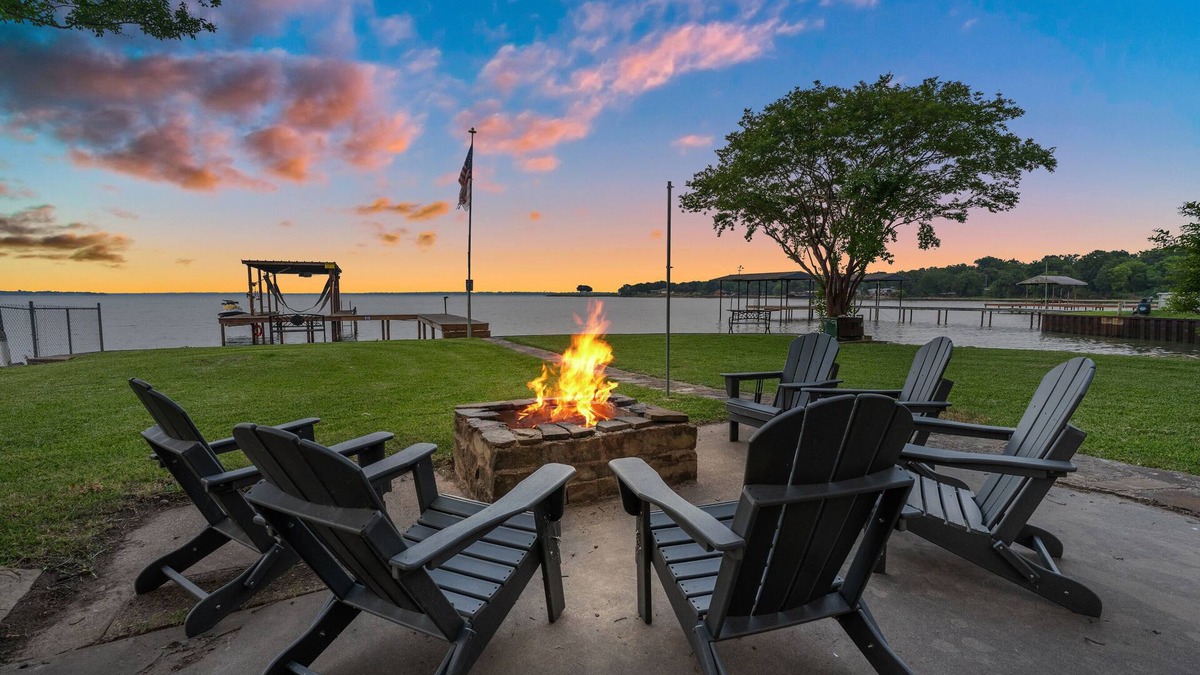 Kemp Cottage | Back to school getaway @ Cedar Creek Lake! Hot tub, kayak, SUP, firepit, fishing