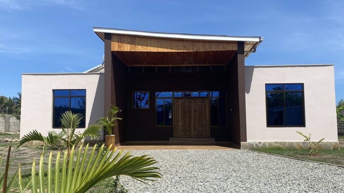 Diani Beach Villa | Backdoor Villa - Private villa with big pool, a chef free of charge