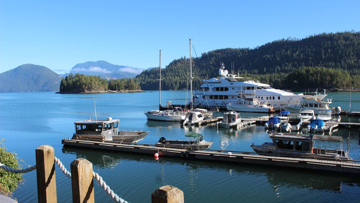 Egmont Hotel | Backeddy Resort and Marina