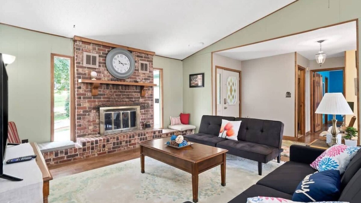 Madison House | Backyard and Near Space Center - Jolly Green Giant