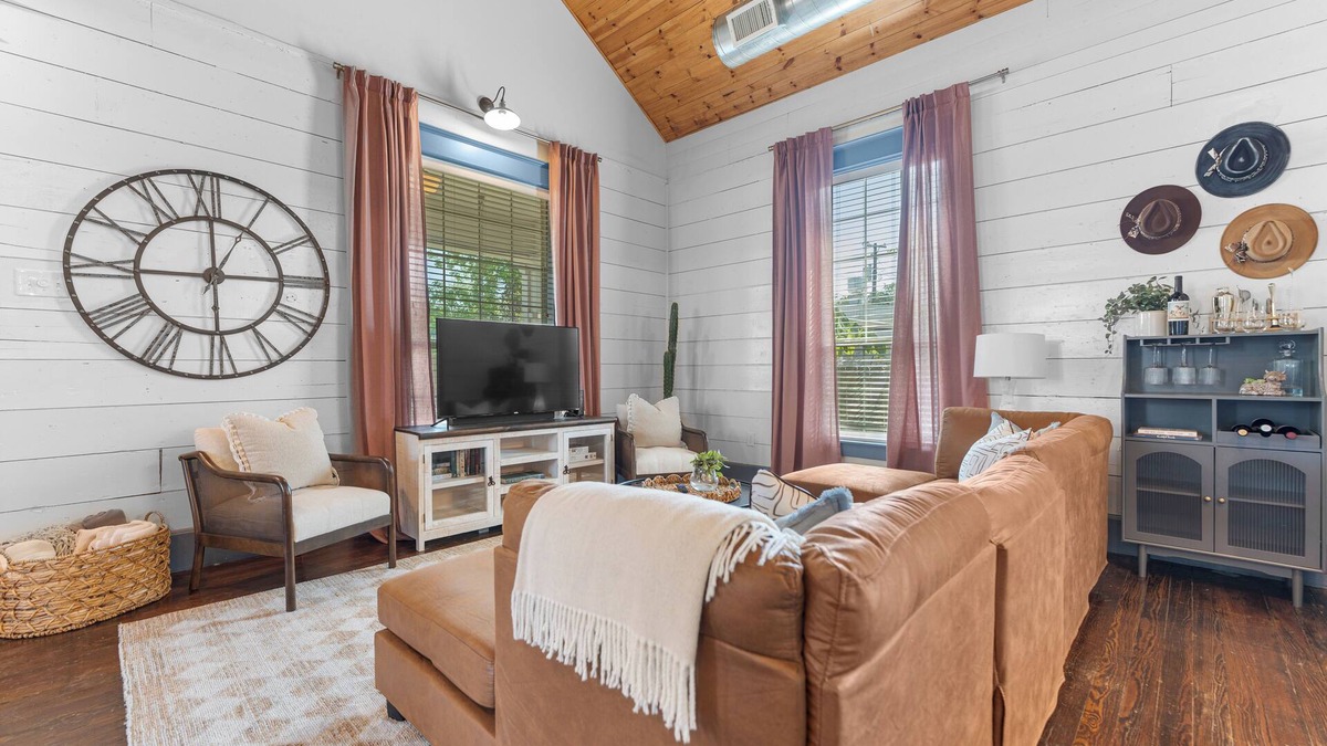 Dean Highland House | Backyard Oasis - Cowboy Pool w/Heater & Chiller - Outdoor Projector Screen