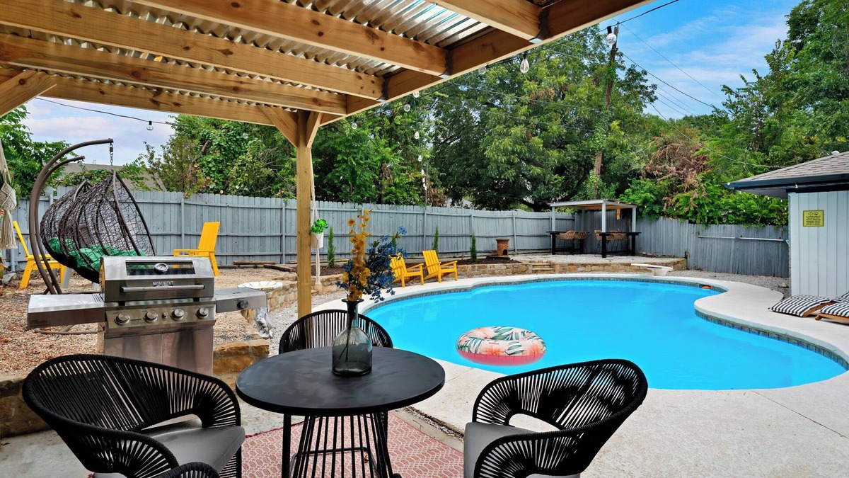 Euless House | Backyard Oasis with Private Pool & Outdoor Lounge