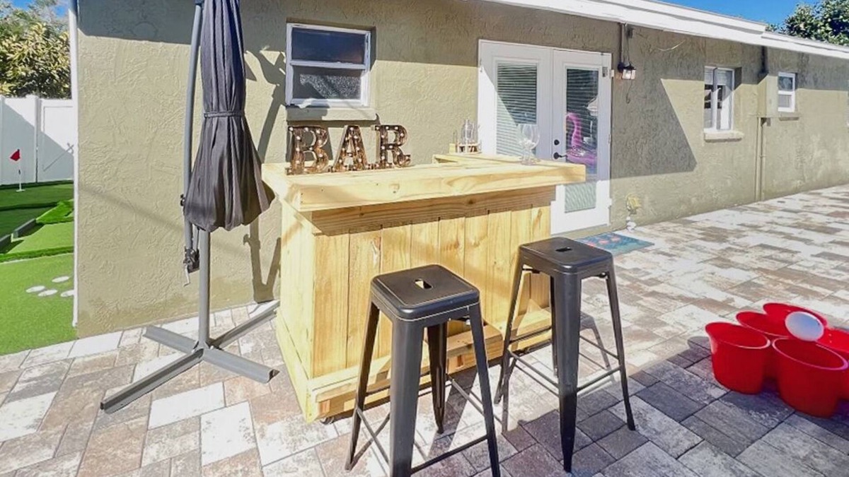Pinellas Park House | Backyard Paradise - POOL, MINI GOLF & BAR