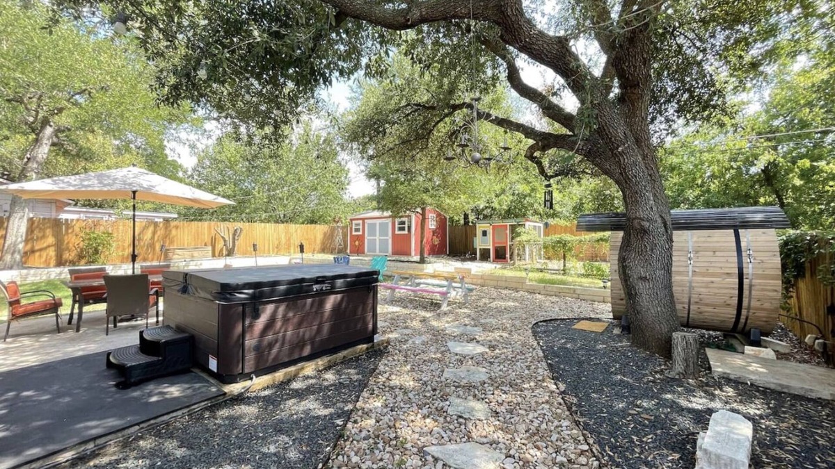 South Manchaca House | Backyard Spa Oasis- hot tub, cold plunge, and outdoor sauna. 10 min to downtown!