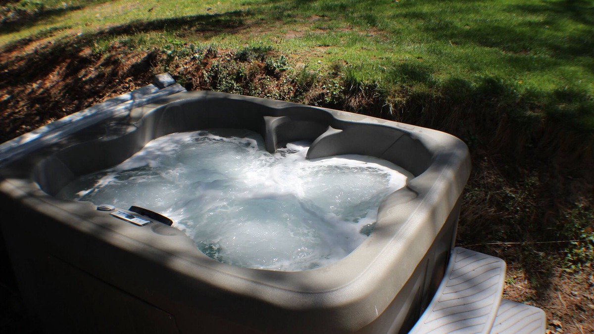 Cascade Cabin | Backyard Studio with Hot Tub