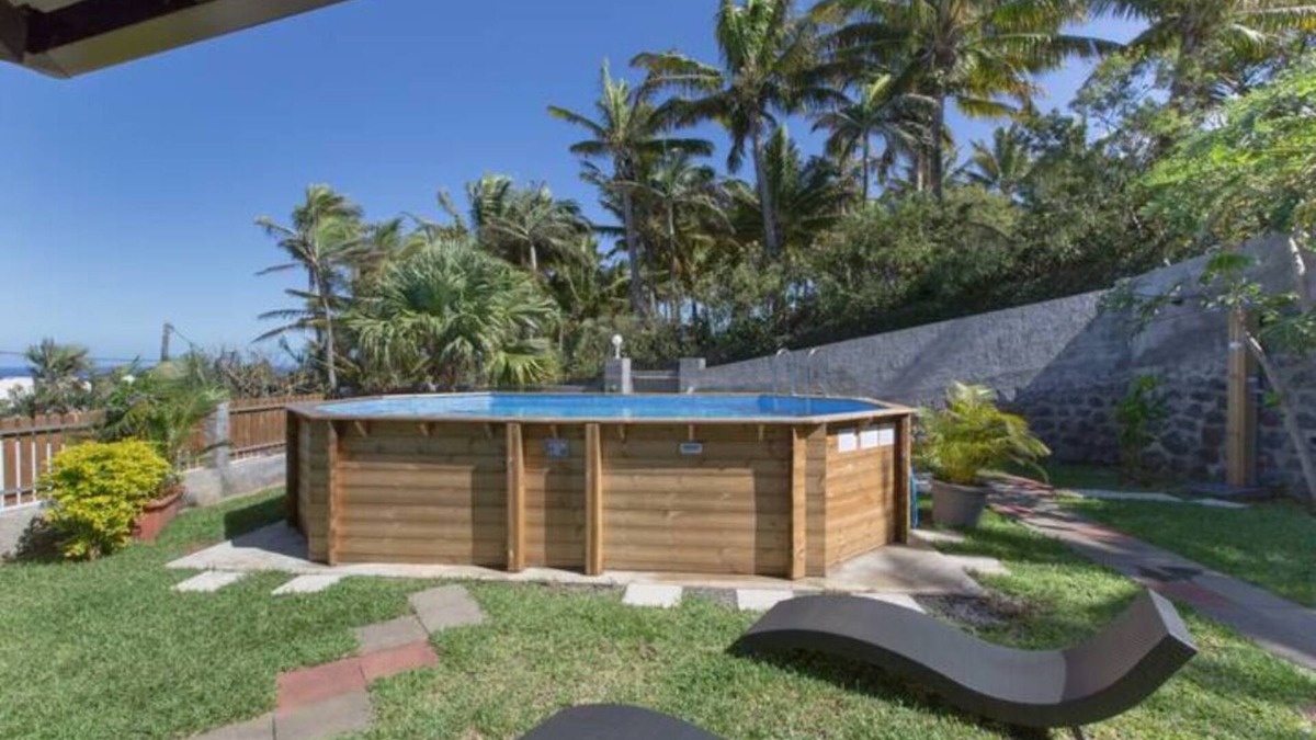 Grande Anse Ski Chalet | Badamier house with above-ground pool