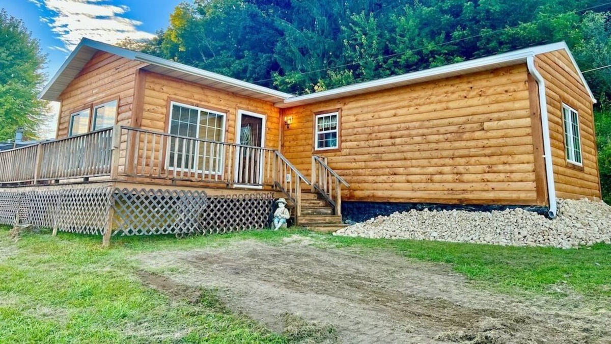 Lansing Cabin | Badger...3 BR Cabin w/ Hot Tub