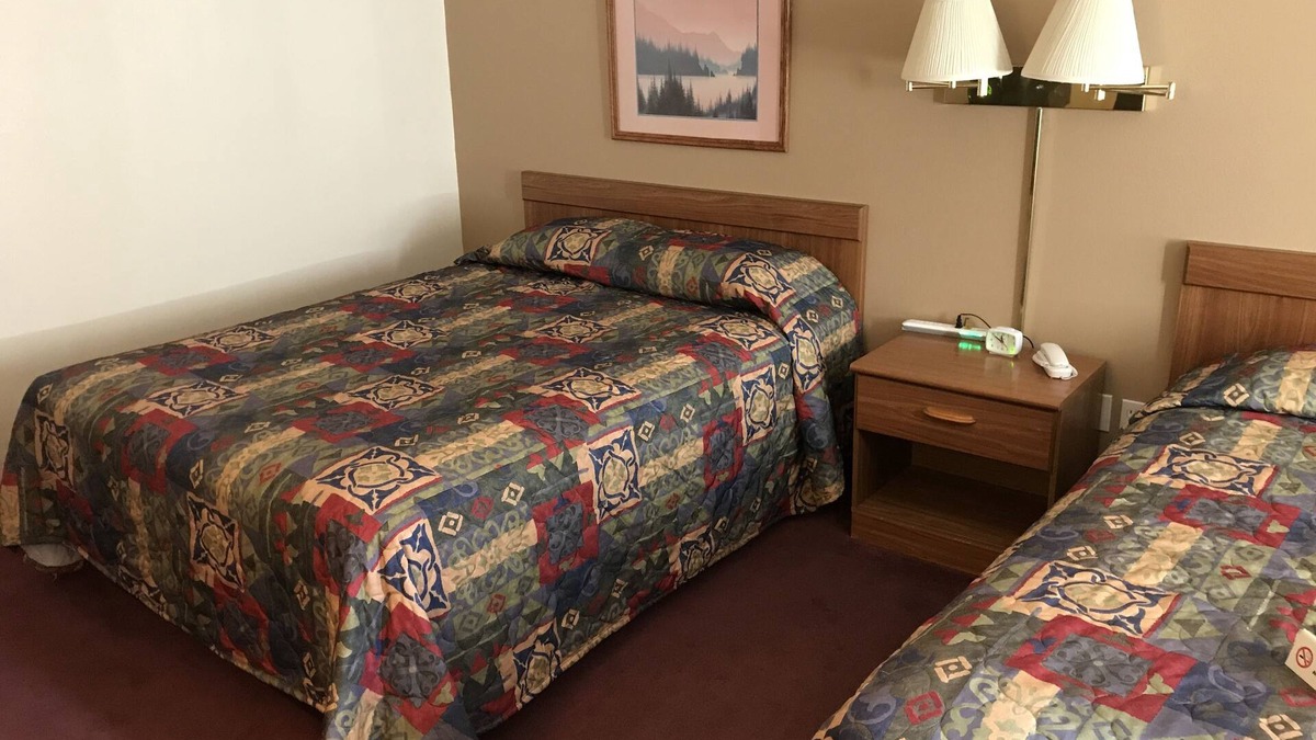 Lake Hallie Hotel | Badger Motel