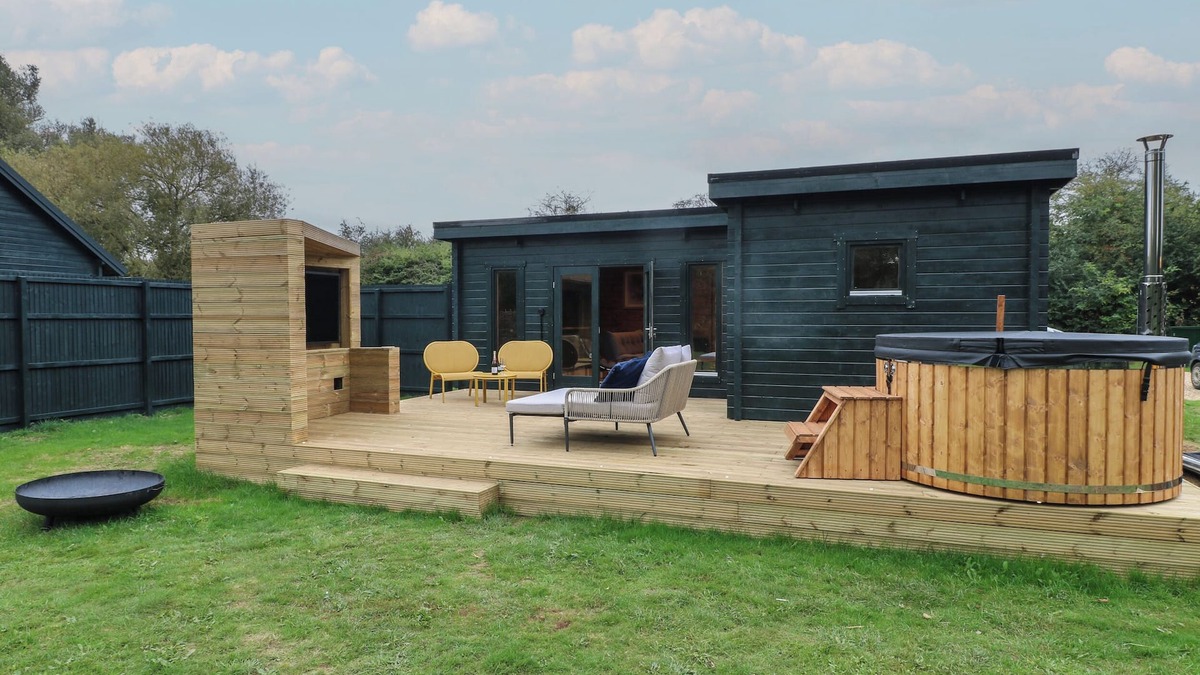 North Luffenham Cottage | BADGER'S BURROW, pet friendly, with hot tub in Edith Weston