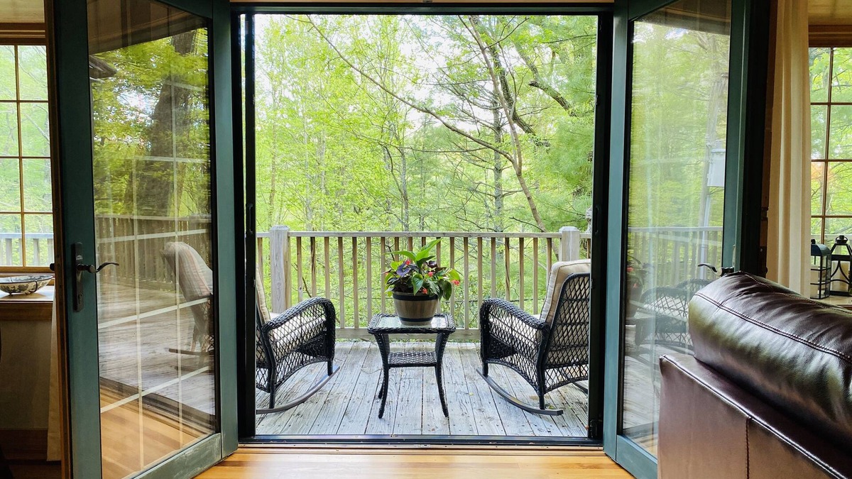 Boone Apartment | Badger's Den- Cozy Treetop Studio