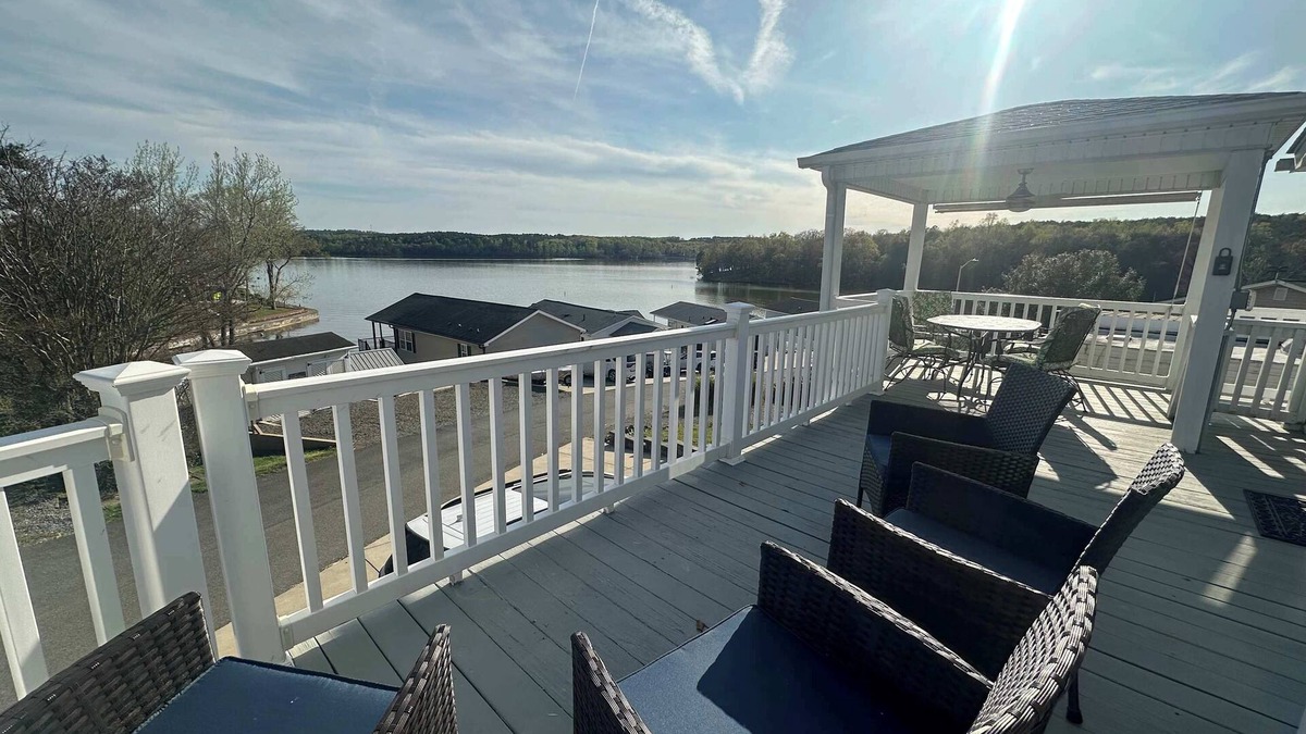 New London House | Badin Shores Resort - Excellent Lake View Home - Pools & Lots of Amenities - Gre