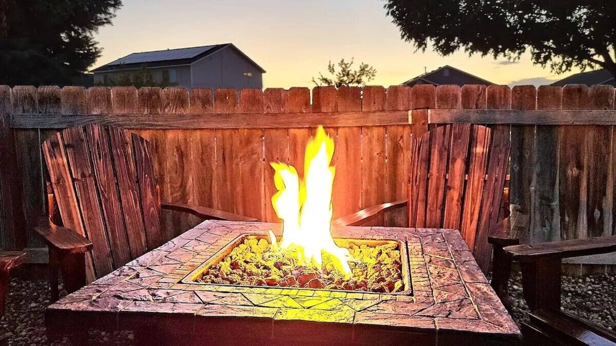 Caldwell House | ⭐Badminton/Volleyball net⭐️100Mbps⭐️3 TVs⭐️15min→Indian Creek Plaza⭐2600ft² ⭐nn