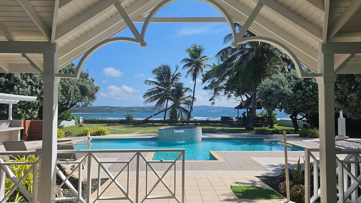 Orange Hill Villa | 'Bago Breeze' a blissful 4-bdrm villa by the Sea