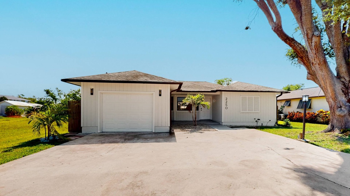 Fort Myers Shores House | Bahama Breeze | Waterfront House in Ft. Myers