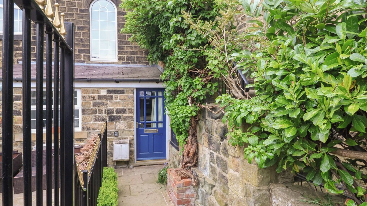 Ilkley Cottage | BAHT'AT COTTAGE, pet friendly in Burley In Wharfedale