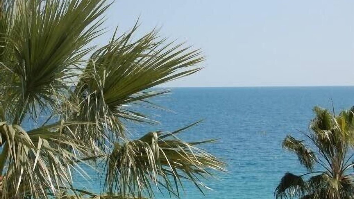 La Croix des Gardes Apartment | Baie De Cannes Superb Sea Front Apartment standing