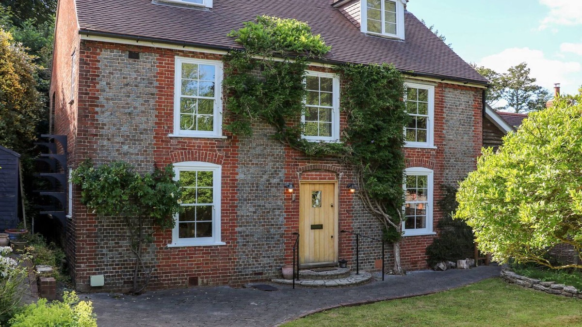 Bursledon Cottage | BAILEY COTTAGE, pet friendly, character holiday cottage in Bursledon