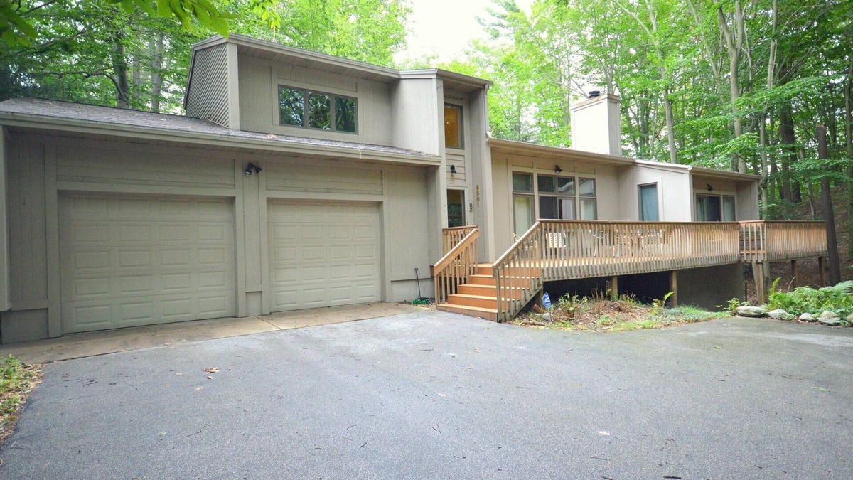 Norton Shores House | Bailey's Beach Retreat 1 mile from Lake Michigan