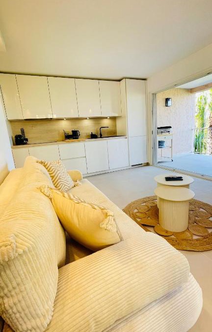 Gassin Apartment | Bain De Soleil refait à neuf, bord de plage et piscine, proche de Saint Tropez