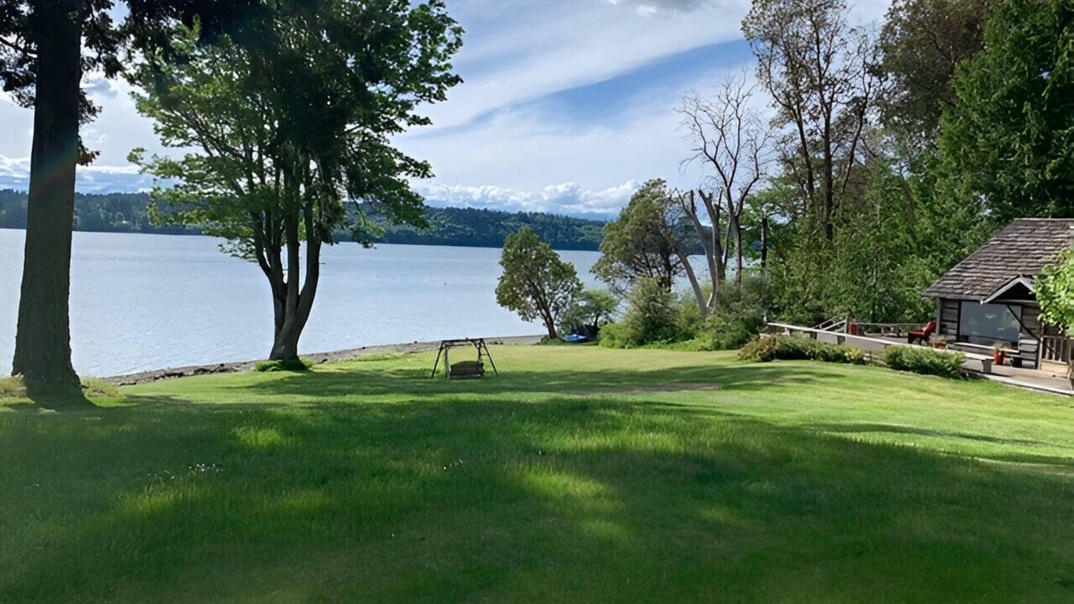 Rollingbay Cabin | Bainbridge Island Water's Edge Log Cabin just feet from the beach! Pet Friendly