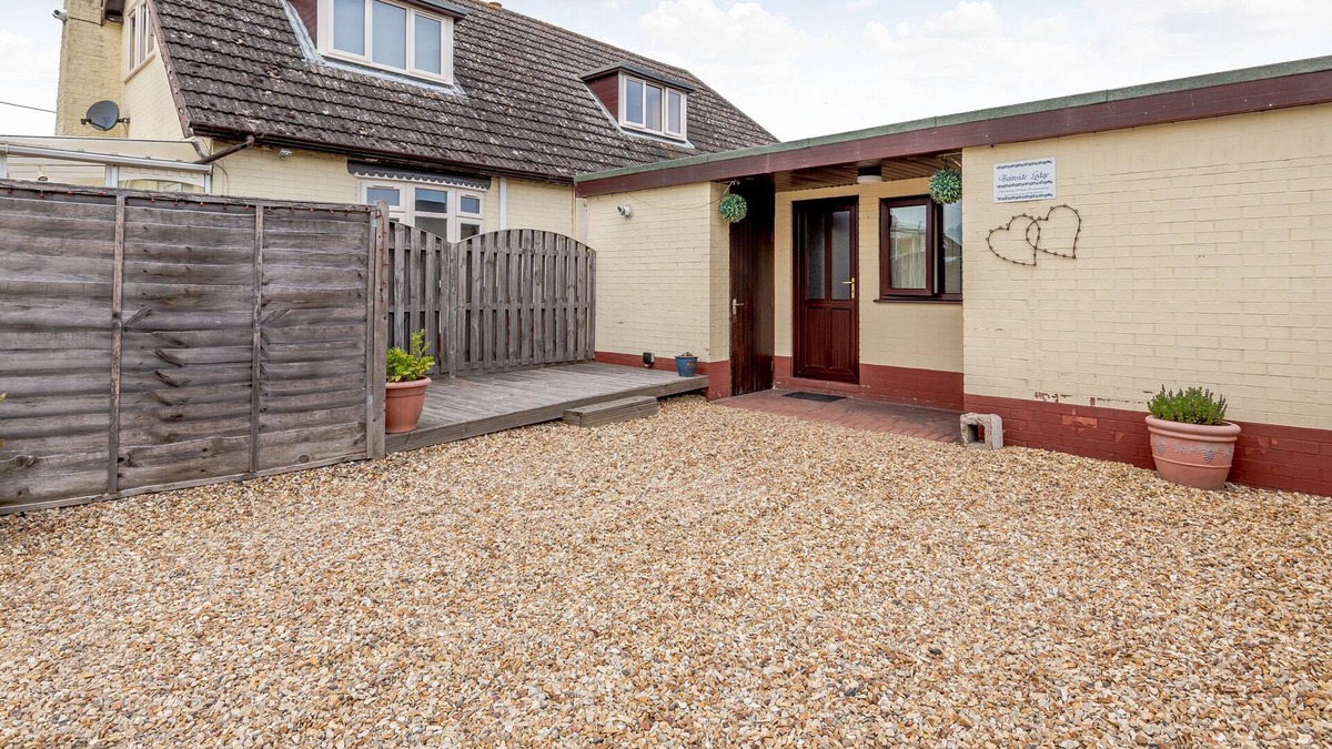 Kirkby on Bain Cottage | BAINSIDE HOLIDAY LODGE, pet friendly, with a garden in Woodhall Spa