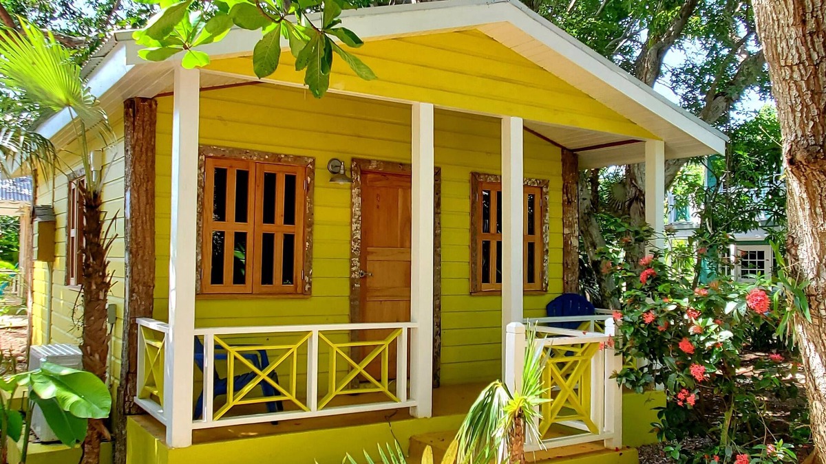 West End Cottage | Bak A Yaad Eye Catching Cottage