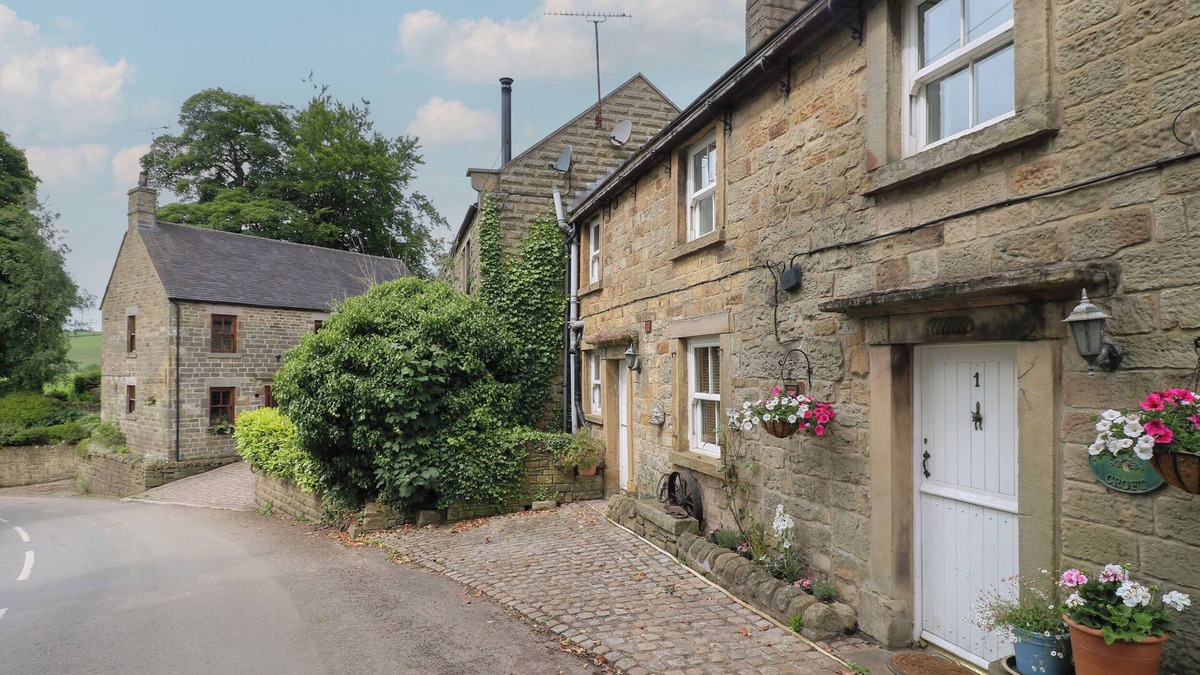 Longnor Cottage | BAKEHOUSE CROFT, pet friendly, character holiday cottage in Longnor