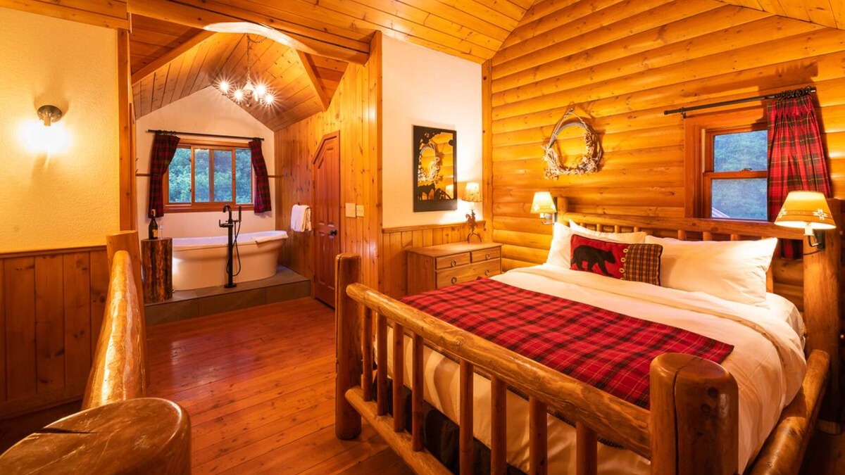 Lake Louise Cabin | Baker Creek | Superior Jacuzzi Suite