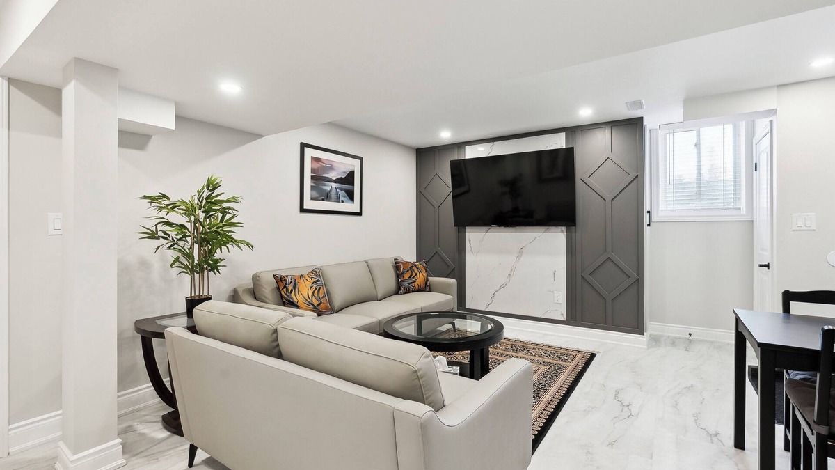 Whitchurch-Stouffville Hotel | Baker Hill Executive Suite - 2 Bedroom Basement Apartment w/Full Kitchen & Bath