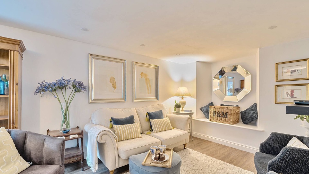 Shaftesbury Cottage | Bakers Cottage - that sleeps 3 guests in 2 bedrooms