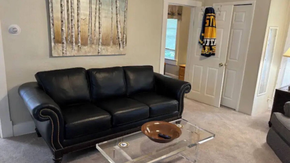 Morgantown Cottage | Bakers Ridge Cottagen- Near WVU Evansdale Campus, hospitals, stadium, & coliseum