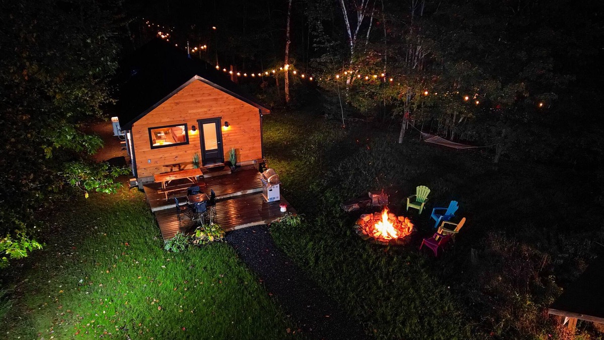 Bala Cottage | Bala Vida Cabin - Steps to Lake Muskoka w/pond, fire pit & cedar barrel sauna ✌🏼