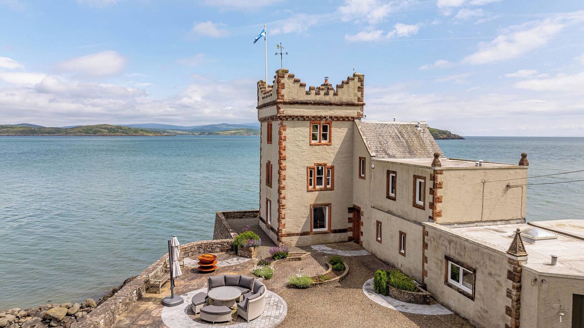 Sandyhills Cottage | BALCARY TOWER, pet friendly, luxury holiday cottage in Palnackie