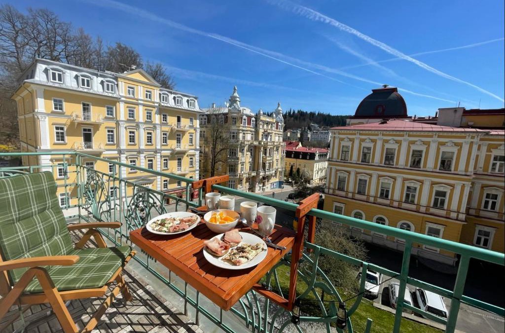 Marianske Lazne Apartment | Balconies above colonnade