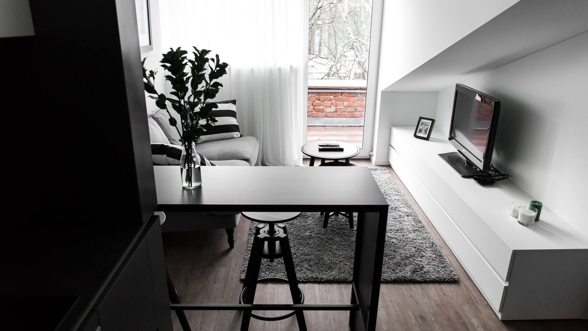 Liberty Avenue Apartment | Balcony 1 BD Main Street Apartment by Hostlovers