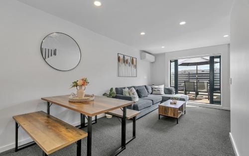 Parnell House | Balcony and Parking 3BR Gem Near Arena by Zodiak Stays