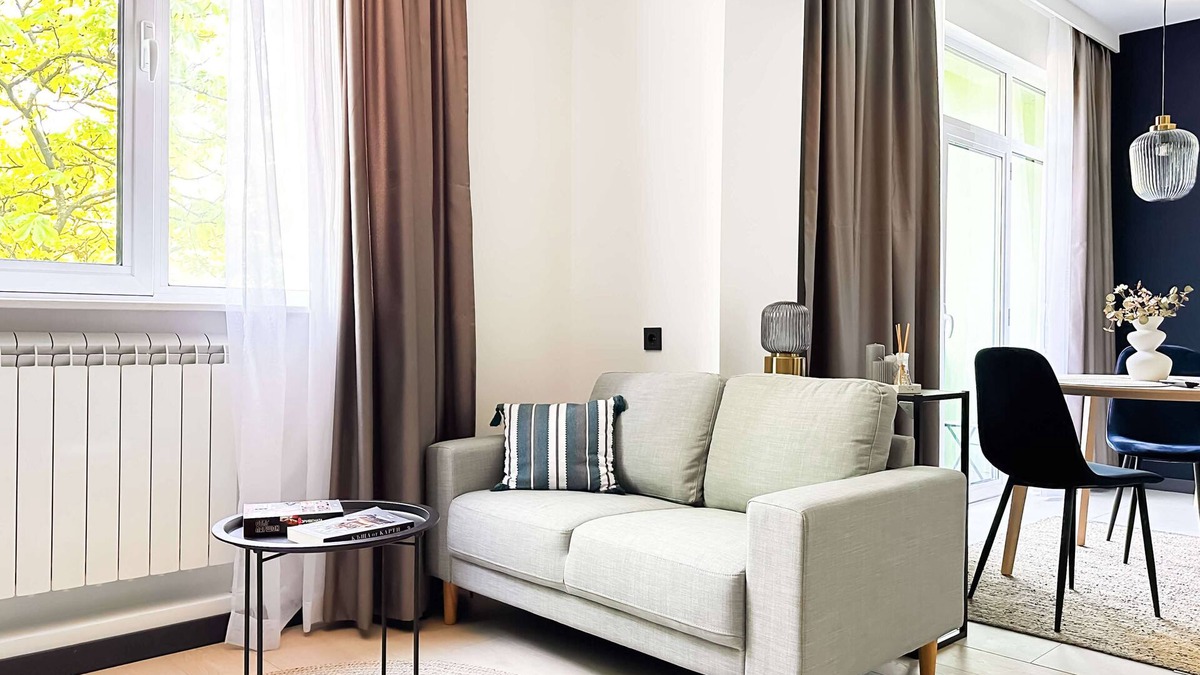 Oborishte Apartment | Balcony Bliss + Smart TV + Walk to Metro and Park