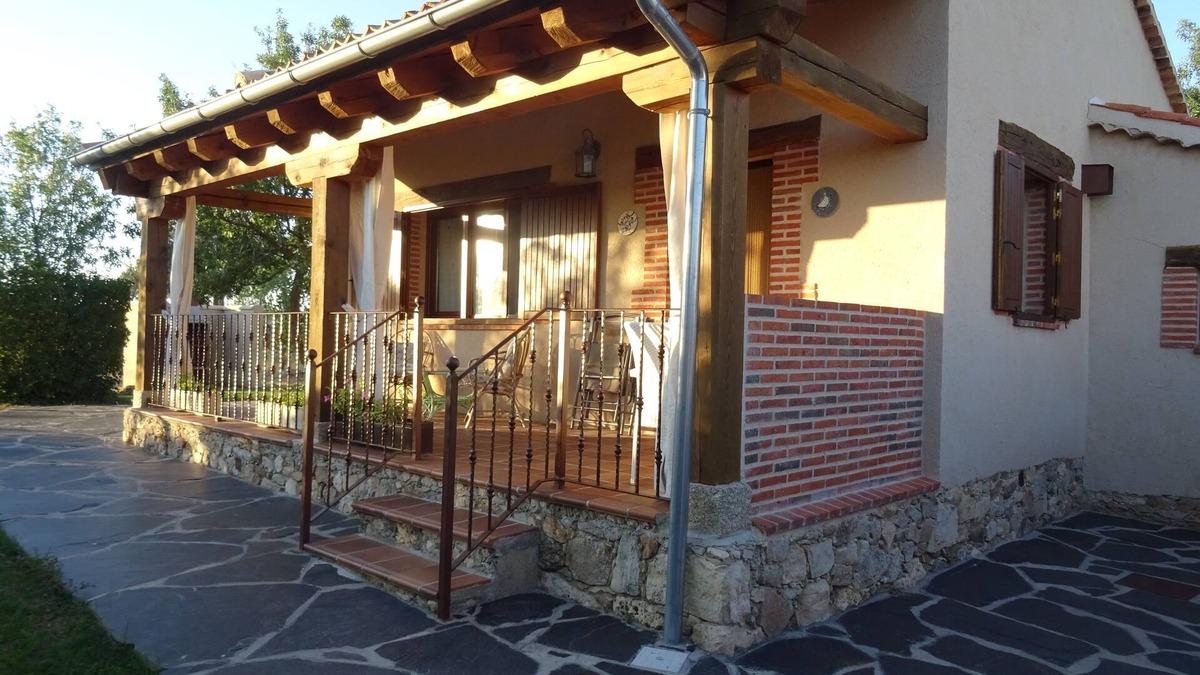 Losana de Piron Cottage | Balcony of Nut II: 600 m2 private garden, wifi, barbecue, fireplace, pets.
